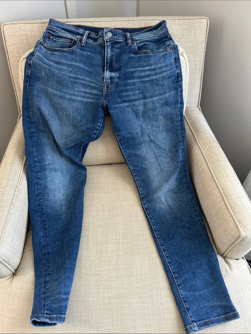 Lucky Brand Slim Men's Jeans in Medium Blue Denim with Contrast Stitching